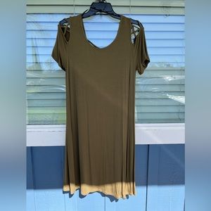 Women’s 0x dress w/ criss cross cut outs on shoulders & back